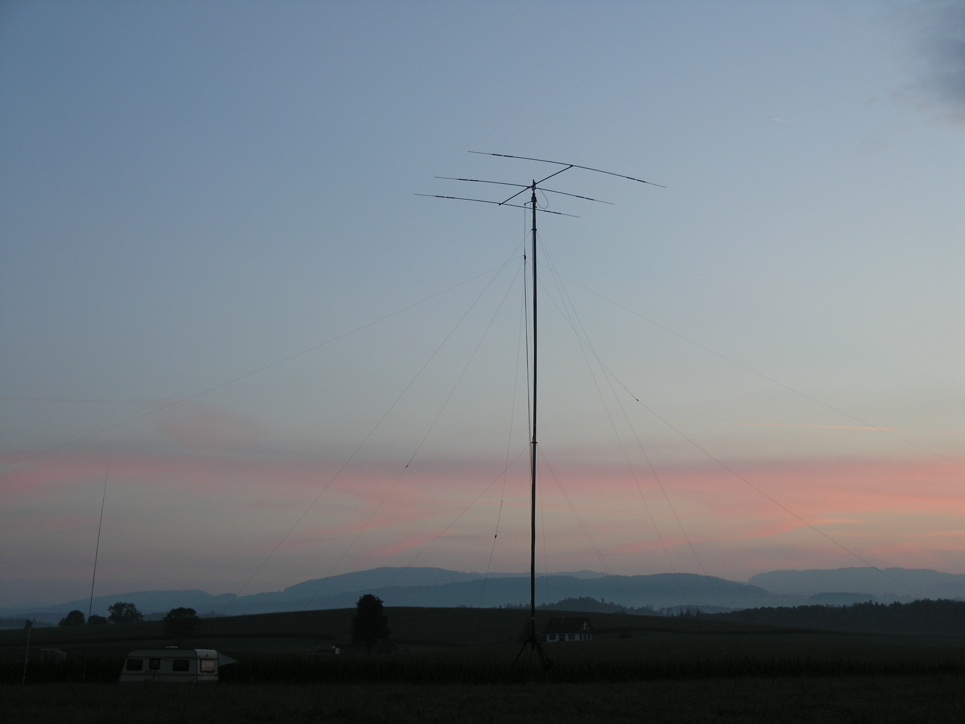 Kurzwellen-Funkantenne bei Sonnenuntergang