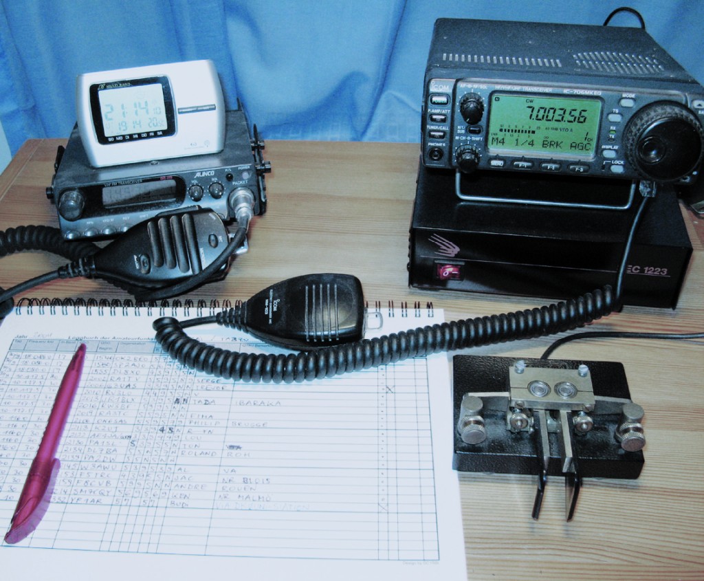 Amateurfunk-Station mit Transceiver und Morsetaste