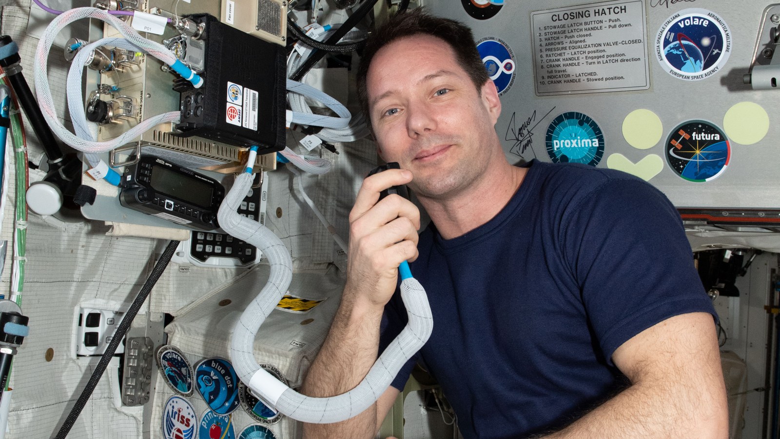 ESA-Astronaut Thomas Pesquet am Amateurfunkgerät der ISS (ARISS)
