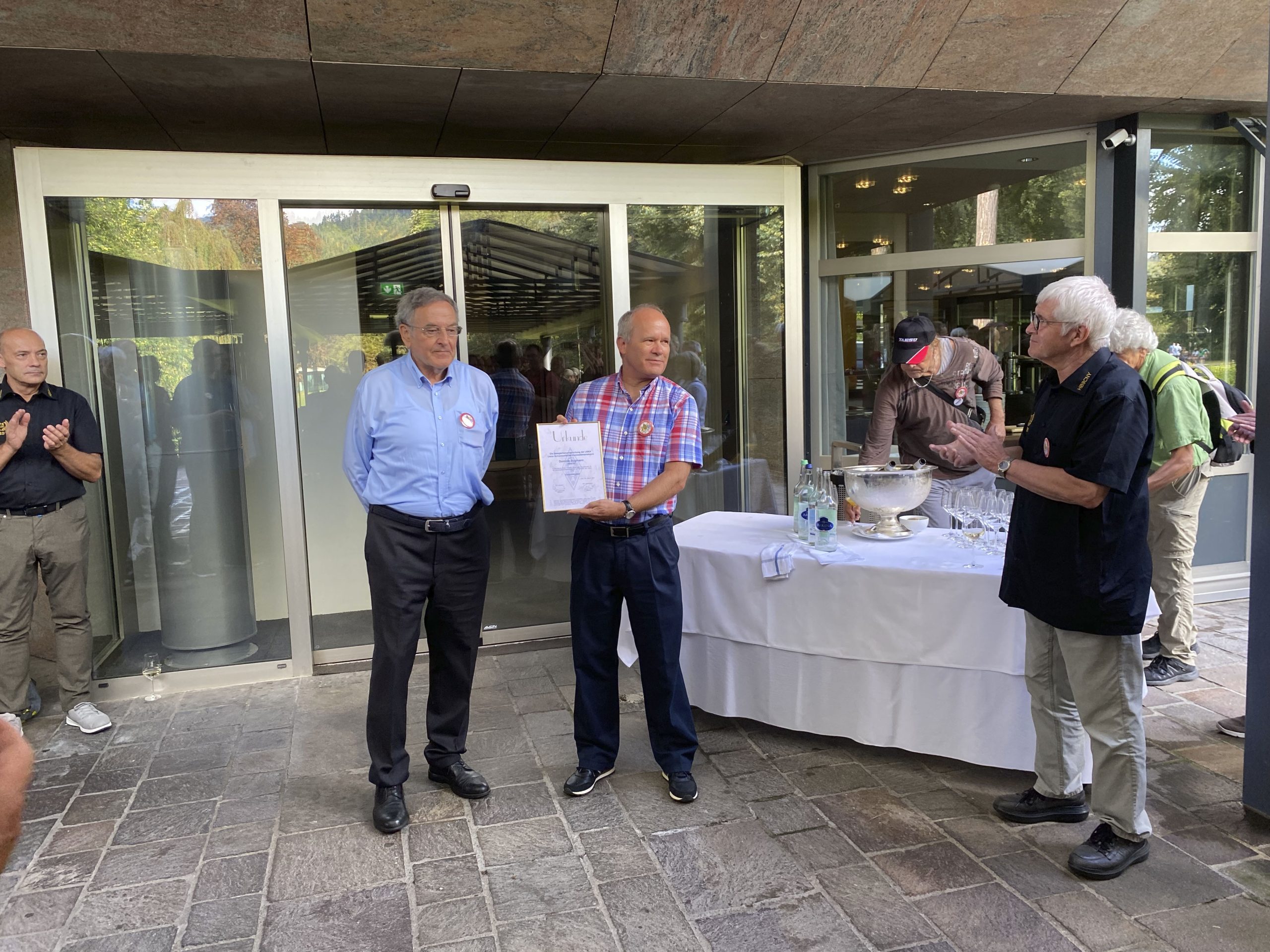 Contest-Kalender mit Amateurfunk-Station und Antenne bei Sonnenuntergang